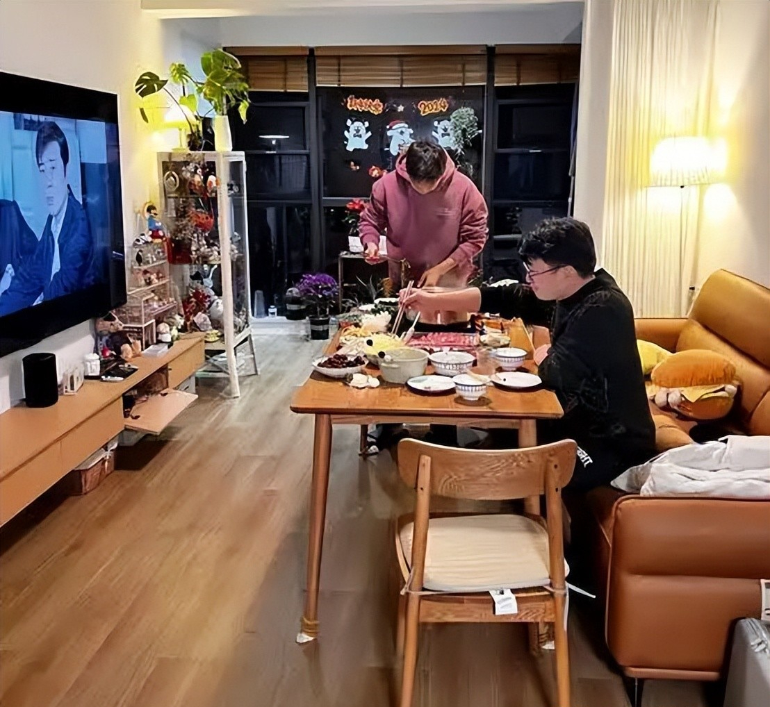 Nhiều gia đ&igrave;nh bỏ b&agrave;n tr&agrave;, đặt b&agrave;n ăn ngay ph&ograve;ng kh&aacute;ch: Quyết định tưởng lạ nhưng gi&uacute;p nh&agrave; rộng hơn, sống tiện hơn- Ảnh 2.