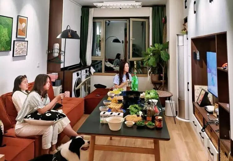 Nhiều gia đ&igrave;nh bỏ b&agrave;n tr&agrave;, đặt b&agrave;n ăn ngay ph&ograve;ng kh&aacute;ch: Quyết định tưởng lạ nhưng gi&uacute;p nh&agrave; rộng hơn, sống tiện hơn- Ảnh 5.