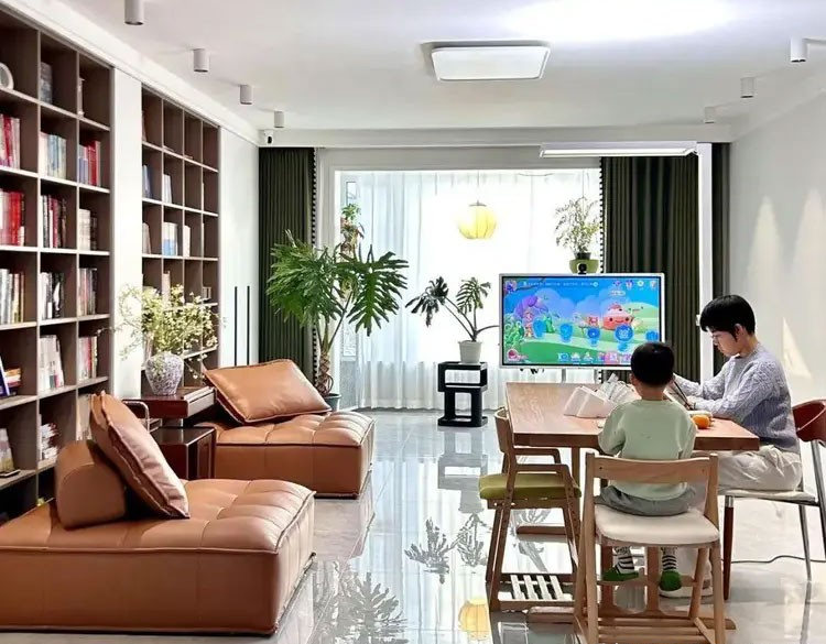 Nhiều gia đ&igrave;nh bỏ b&agrave;n tr&agrave;, đặt b&agrave;n ăn ngay ph&ograve;ng kh&aacute;ch: Quyết định tưởng lạ nhưng gi&uacute;p nh&agrave; rộng hơn, sống tiện hơn- Ảnh 4.