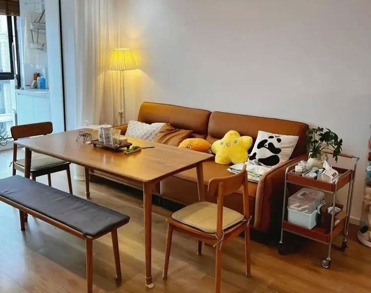 Nhiều gia đ&igrave;nh bỏ b&agrave;n tr&agrave;, đặt b&agrave;n ăn ngay ph&ograve;ng kh&aacute;ch: Quyết định tưởng lạ nhưng gi&uacute;p nh&agrave; rộng hơn, sống tiện hơn- Ảnh 6.