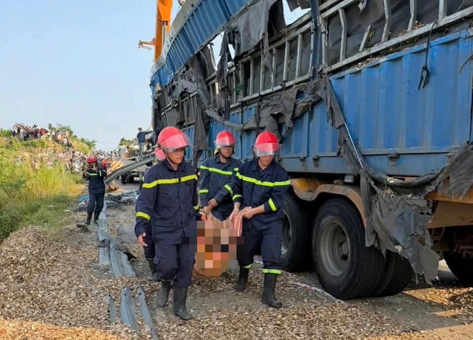 CLIP: Khoảnh khắc xe container tông xe máy, 3 người tử vong- Ảnh 1. CLIP: Khoảnh khắc xe container tông xe máy, 3 người tử vong- Ảnh 1.