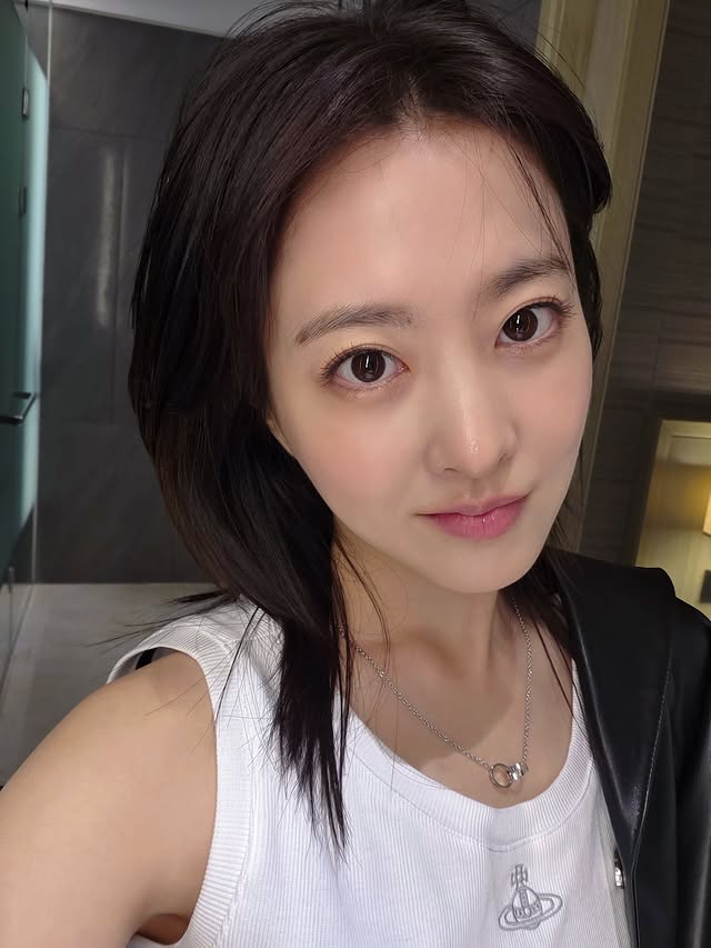 Mỹ nh&acirc;n showbiz sau 20 năm mặc lại đồng phục nữ sinh, nh&igrave;n nhan sắc phải thốt l&ecirc;n 