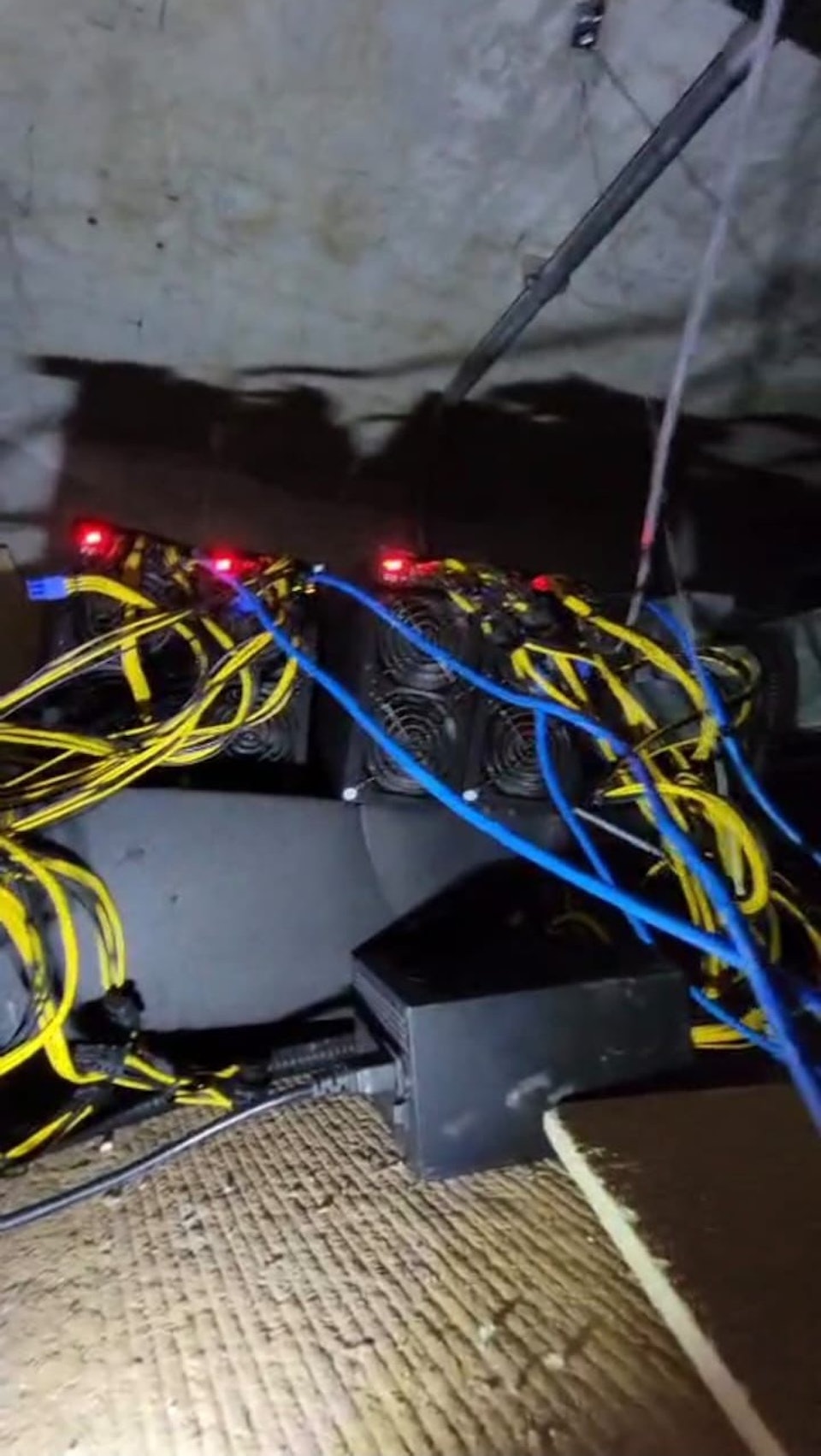 Nhận h&oacute;a đơn tiền điện cao hơn b&igrave;nh thường 30 triệu đồng, 2 viện dưỡng l&atilde;o đồng loạt b&aacute;o cảnh s&aacute;t: Ph&aacute;t hiện cảnh tượng bất ngờ tr&ecirc;n trần nh&agrave;- Ảnh 1.