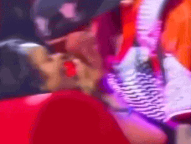 Nam ca sĩ h&ocirc;n ngấu nghiến 1 phụ nữ c&oacute; gia đ&igrave;nh ngay trước mặt người chồng, soi qu&aacute; khứ mới thấy ng&aacute;n ngẩm- Ảnh 1.