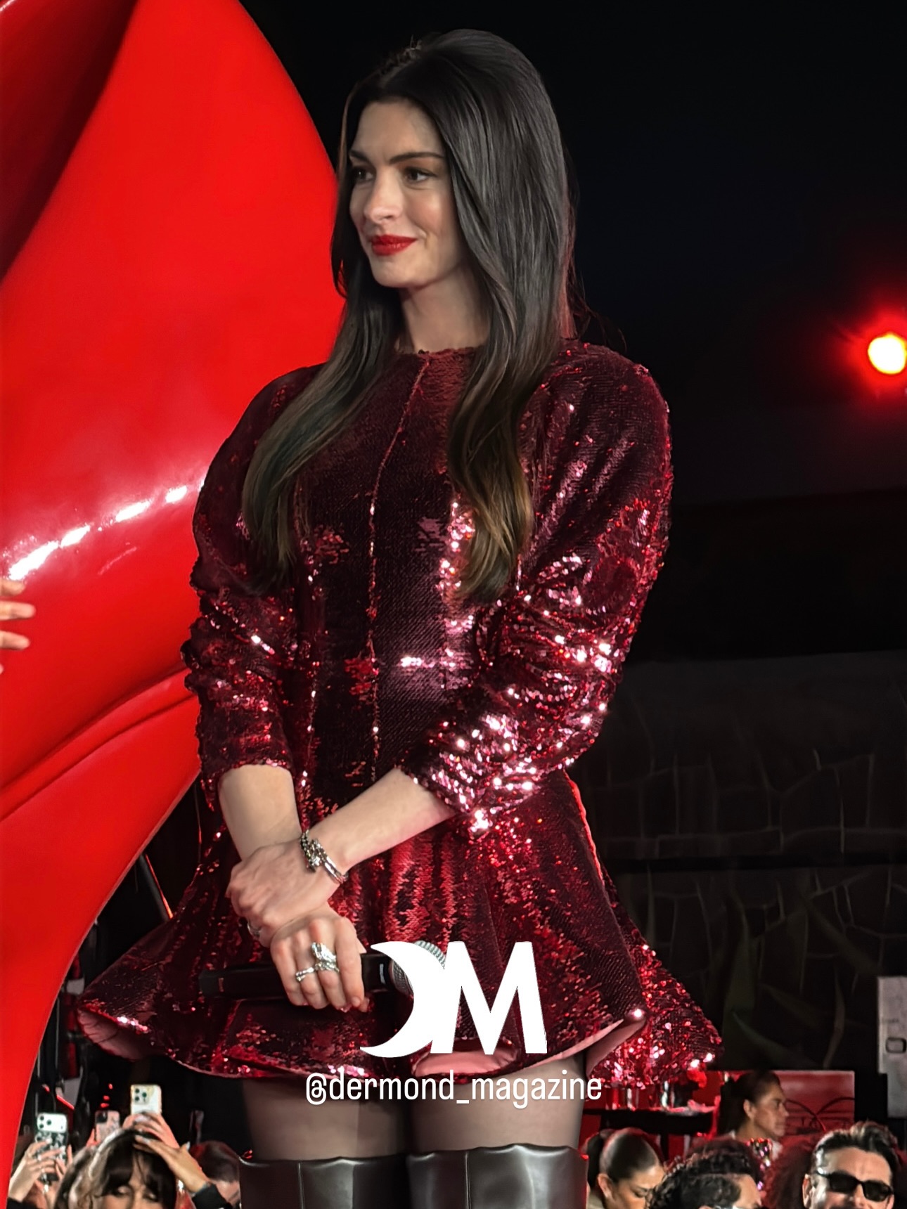 Đ&ocirc;i boots k&eacute;o Anne Hathaway xuống đ&aacute;y visual- Ảnh 1.