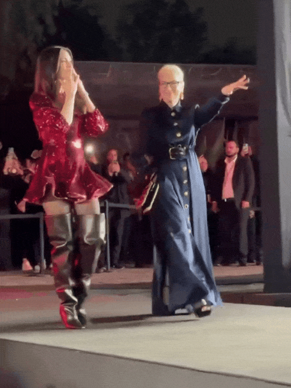 Anne Hathaway đang mặc c&aacute;i g&igrave; vậy?- Ảnh 1.