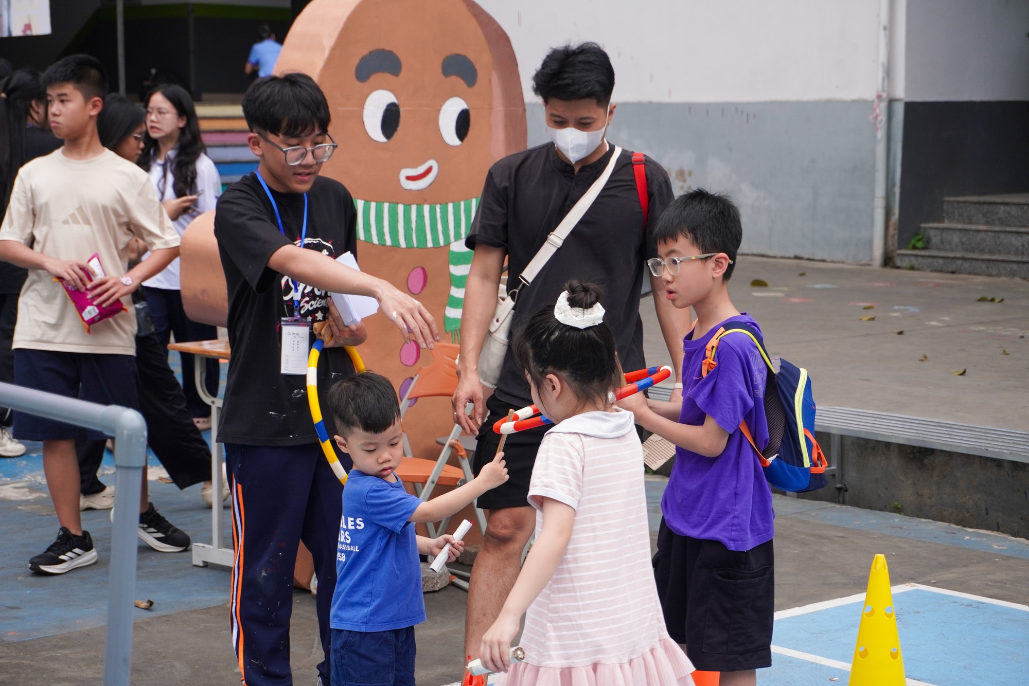 Hơn 3.000 người đổ về hội chợ khoa học vừa xịn vừa ngầu của c&aacute;c bạn học sinh trường Ams!- Ảnh 5.