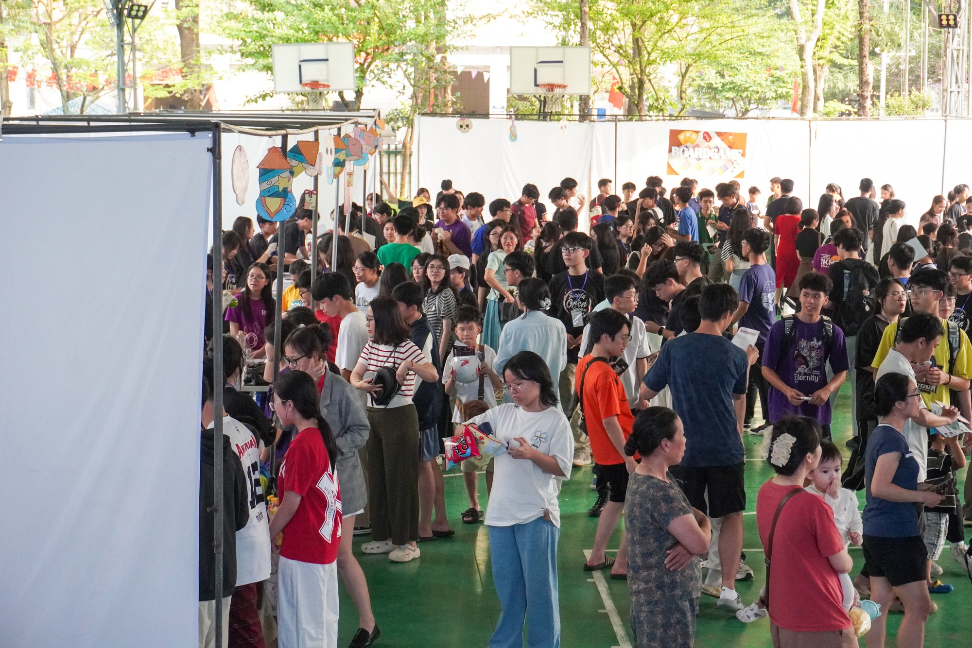 Hơn 3.000 người đổ về hội chợ khoa học vừa xịn vừa ngầu của c&aacute;c bạn học sinh trường Ams!- Ảnh 1.