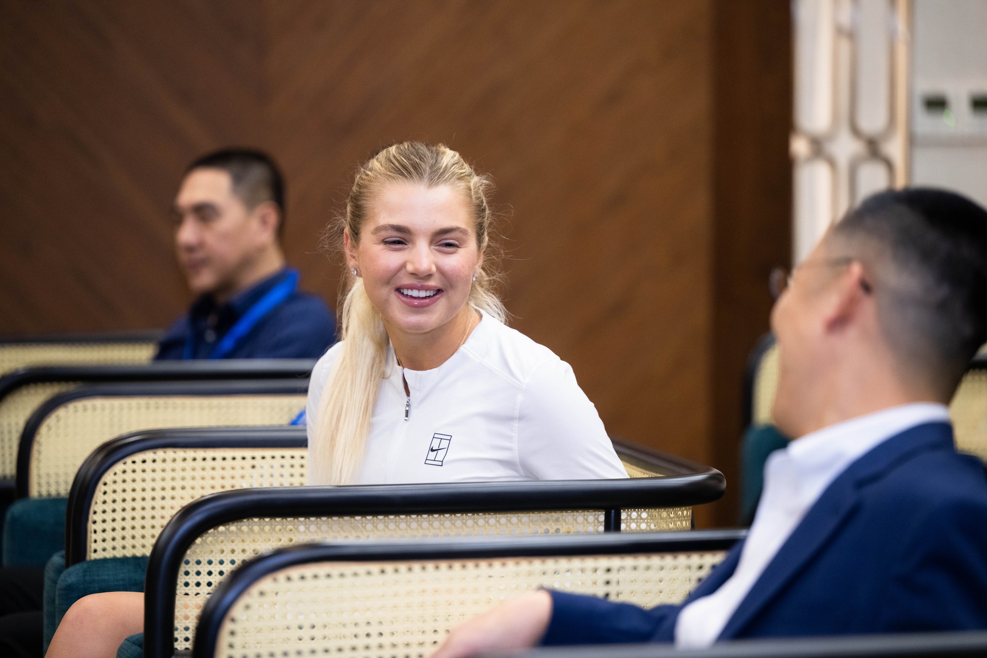 Cận cảnh nhan sắc xinh đẹp của nữ hoàng Pickleball Anna Leigh Waters: Tươi rói đội nón lá, tự phát âm tên tiếng Việt cực yêu!- Ảnh 11. Cận cảnh nhan sắc xinh đẹp của nữ hoàng Pickleball Anna Leigh Waters: Tươi rói đội nón lá, tự phát âm tên tiếng Việt cực yêu!- Ảnh 11.