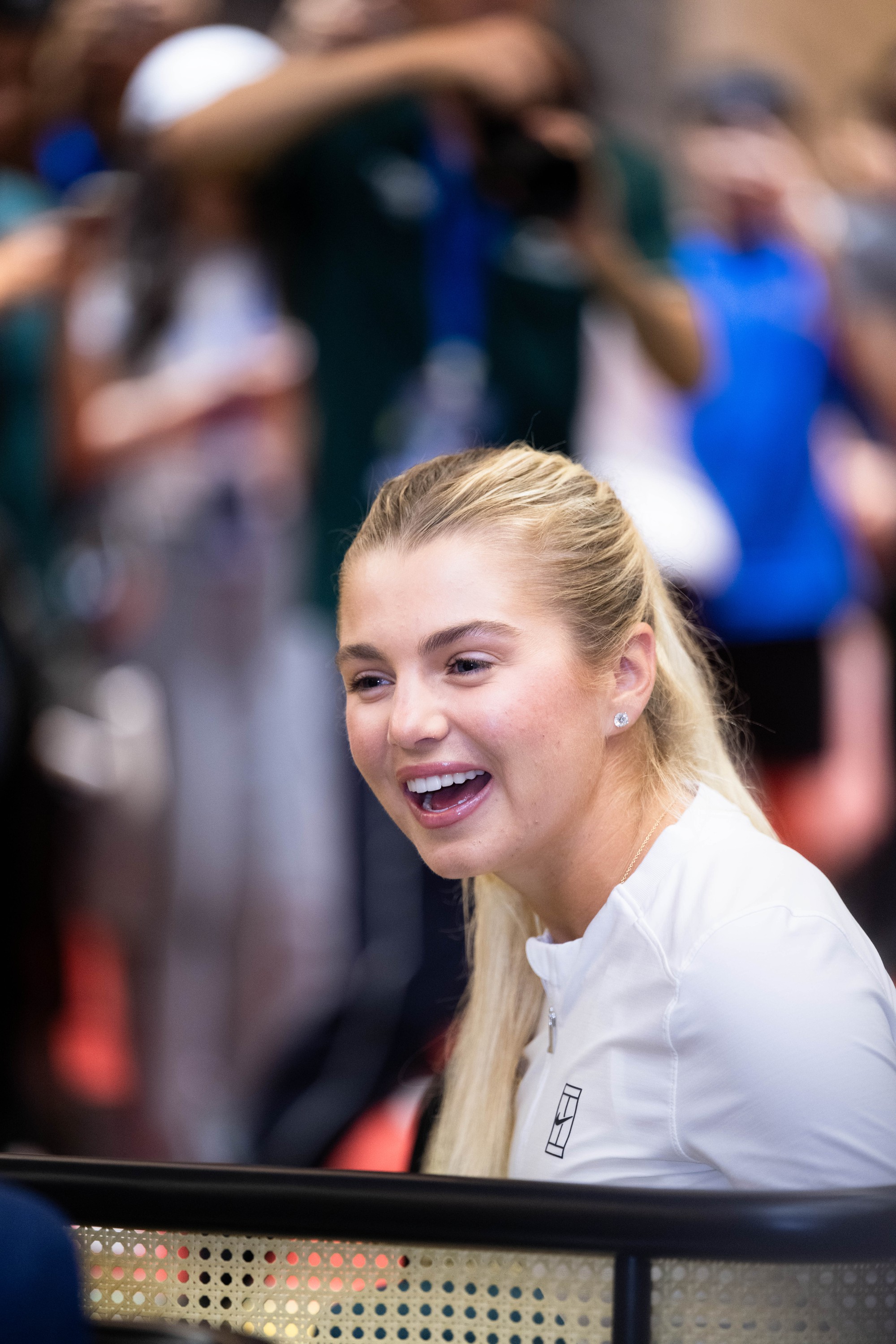 Cận cảnh nhan sắc xinh đẹp của nữ hoàng Pickleball Anna Leigh Waters: Tươi rói đội nón lá, tự phát âm tên tiếng Việt cực yêu!- Ảnh 1. Cận cảnh nhan sắc xinh đẹp của nữ hoàng Pickleball Anna Leigh Waters: Tươi rói đội nón lá, tự phát âm tên tiếng Việt cực yêu!- Ảnh 1.