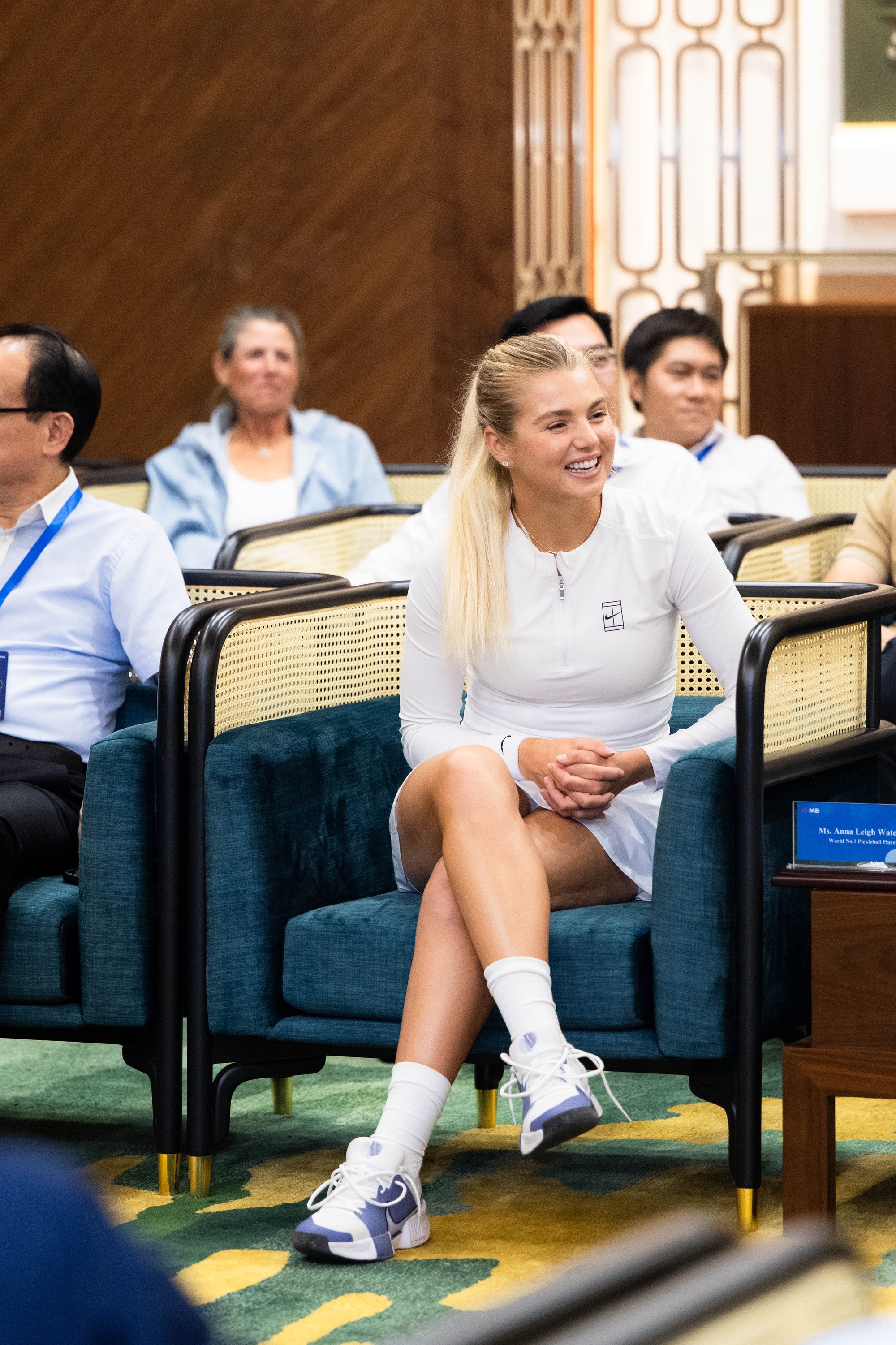 Cận cảnh nhan sắc xinh đẹp của nữ hoàng Pickleball Anna Leigh Waters: Tươi rói đội nón lá, tự phát âm tên tiếng Việt cực yêu!- Ảnh 5. Cận cảnh nhan sắc xinh đẹp của nữ hoàng Pickleball Anna Leigh Waters: Tươi rói đội nón lá, tự phát âm tên tiếng Việt cực yêu!- Ảnh 5.