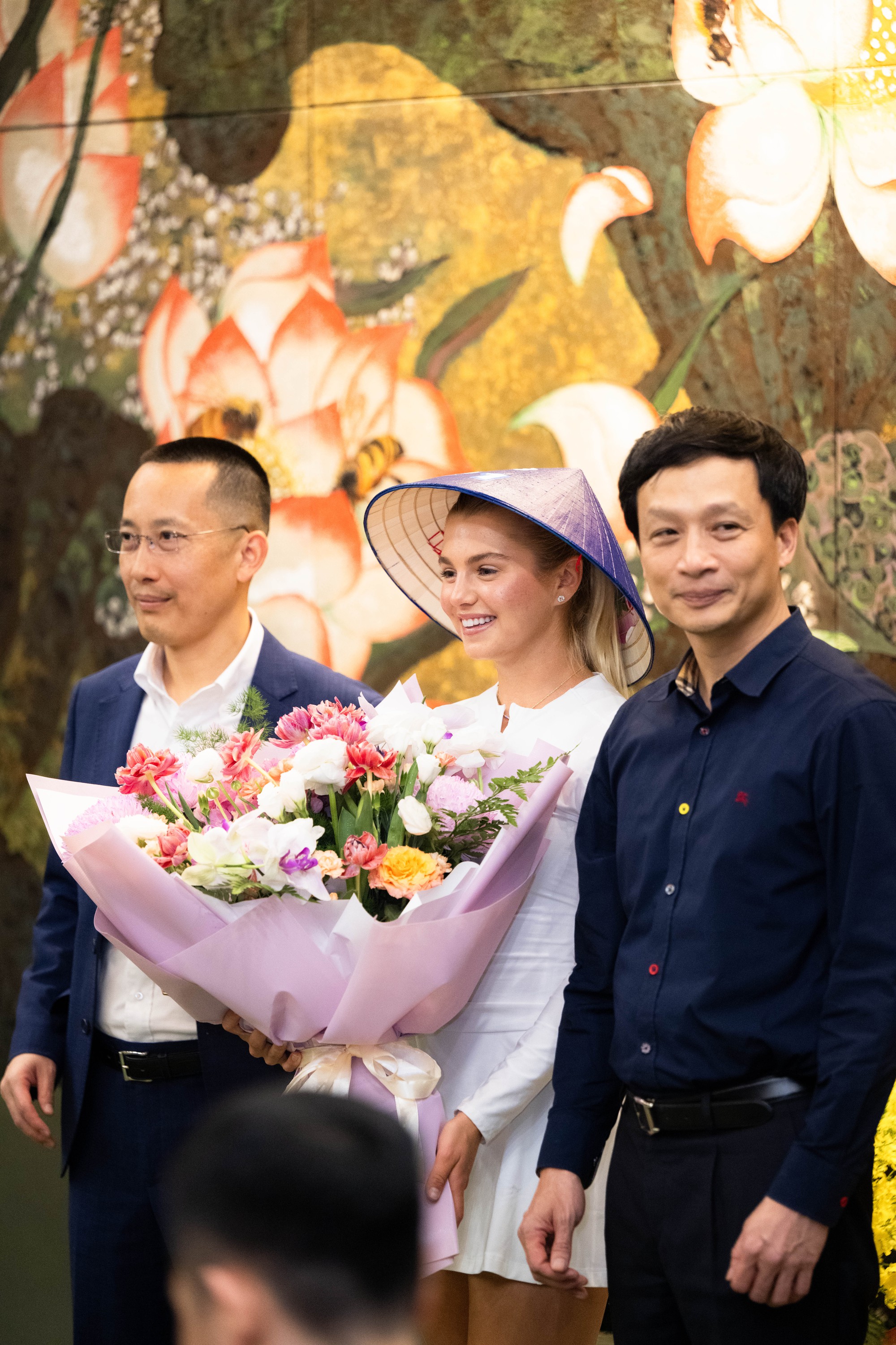 Cận cảnh nhan sắc xinh đẹp của nữ hoàng Pickleball Anna Leigh Waters: Tươi rói đội nón lá, tự phát âm tên tiếng Việt cực yêu!- Ảnh 12. Cận cảnh nhan sắc xinh đẹp của nữ hoàng Pickleball Anna Leigh Waters: Tươi rói đội nón lá, tự phát âm tên tiếng Việt cực yêu!- Ảnh 12.