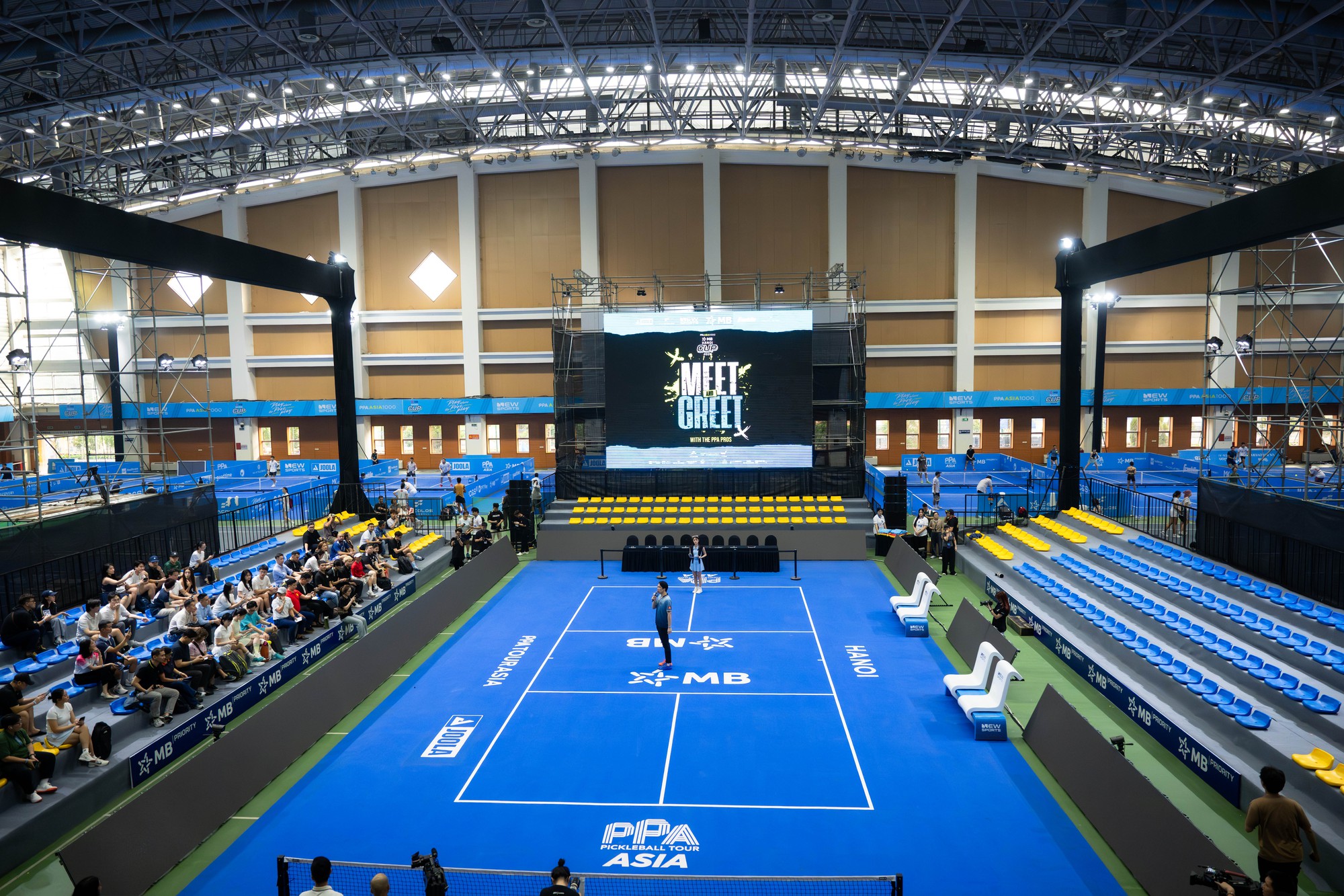 Nữ ho&agrave;ng pickleball Anna Leigh Waters c&ugrave;ng d&agrave;n sao PPA hồ hởi k&iacute; tặng người h&acirc;m mộ Việt Nam- Ảnh 13.