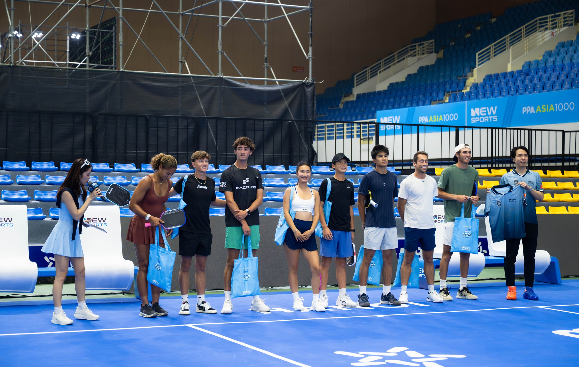 Nữ ho&agrave;ng pickleball Anna Leigh Waters c&ugrave;ng d&agrave;n sao PPA hồ hởi k&iacute; tặng người h&acirc;m mộ Việt Nam- Ảnh 14.