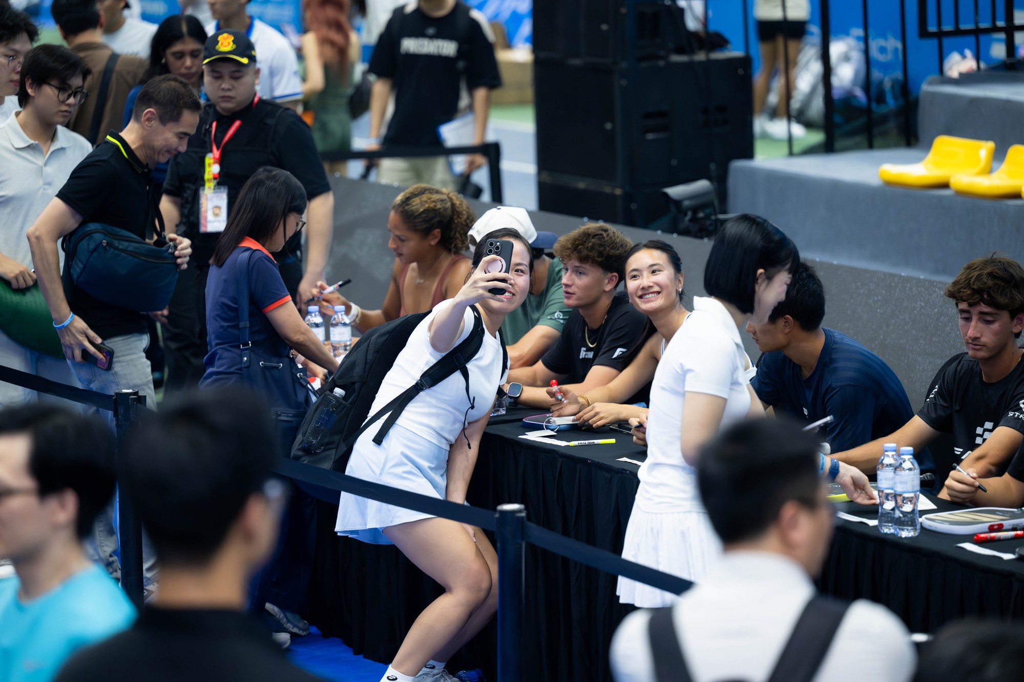 Nữ ho&agrave;ng pickleball Anna Leigh Waters c&ugrave;ng d&agrave;n sao PPA hồ hởi k&iacute; tặng người h&acirc;m mộ Việt Nam- Ảnh 12.