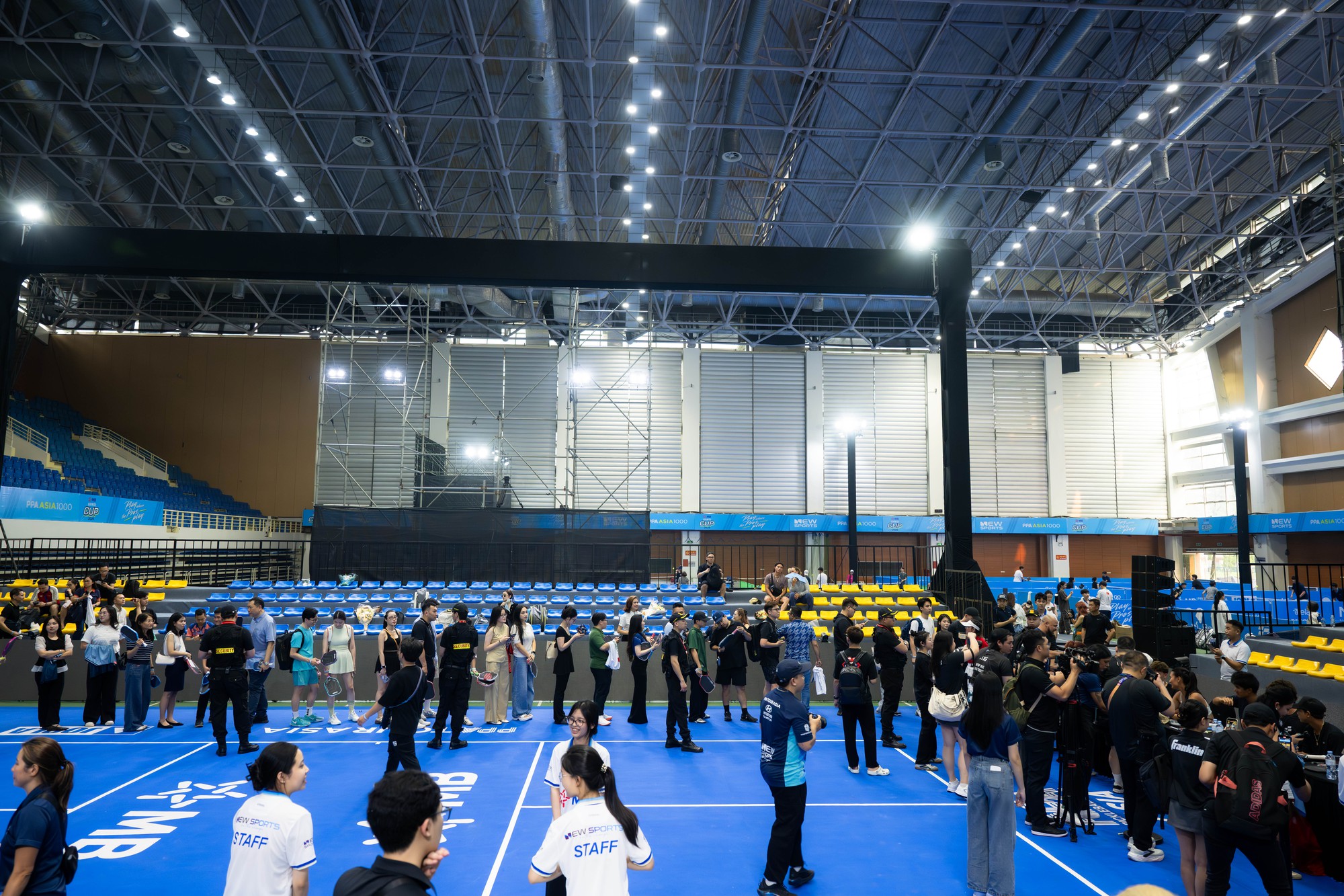 Nữ ho&agrave;ng pickleball Anna Leigh Waters c&ugrave;ng d&agrave;n sao PPA hồ hởi k&iacute; tặng người h&acirc;m mộ Việt Nam- Ảnh 11.