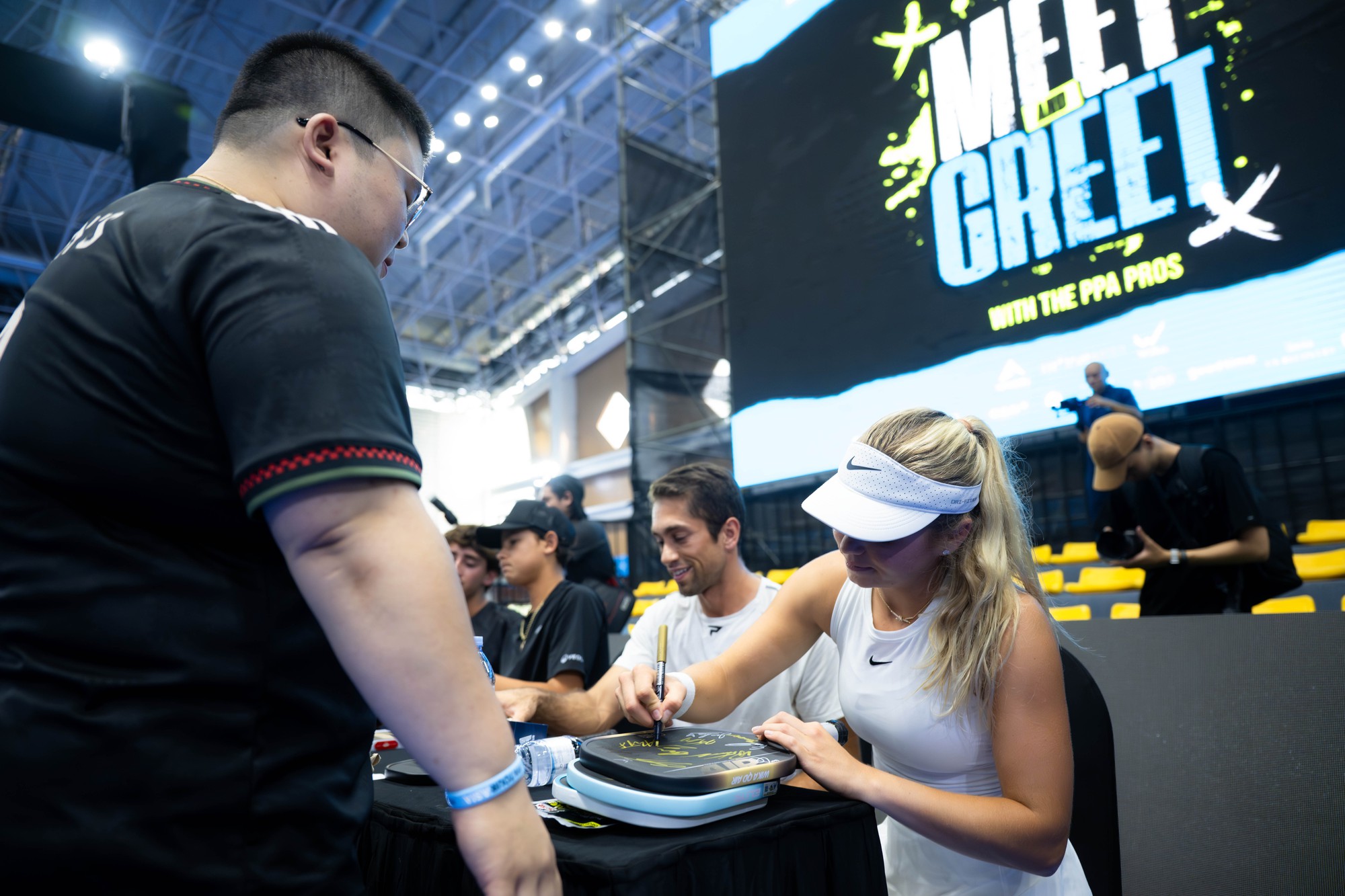 Nữ ho&agrave;ng pickleball Anna Leigh Waters c&ugrave;ng d&agrave;n sao PPA hồ hởi k&iacute; tặng người h&acirc;m mộ Việt Nam- Ảnh 2.