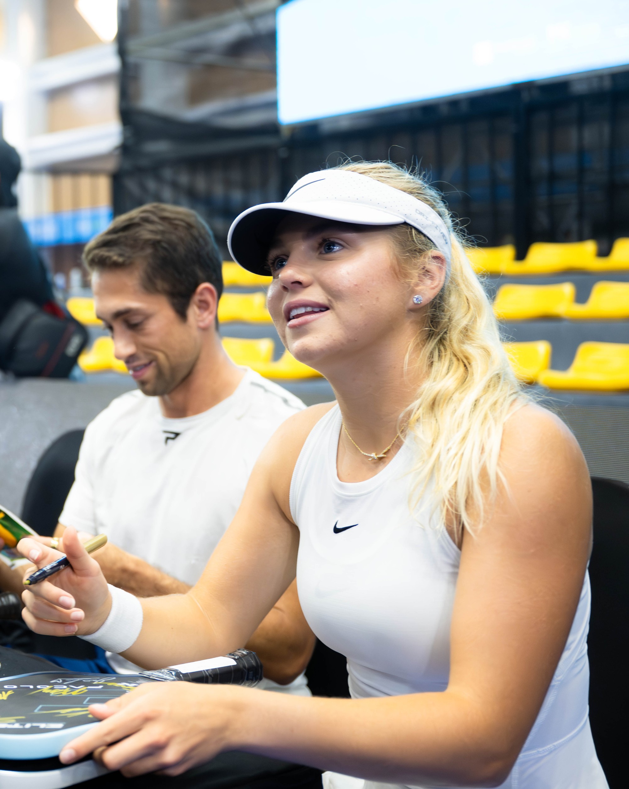 Nữ ho&agrave;ng pickleball Anna Leigh Waters c&ugrave;ng d&agrave;n sao PPA hồ hởi k&iacute; tặng người h&acirc;m mộ Việt Nam- Ảnh 1.