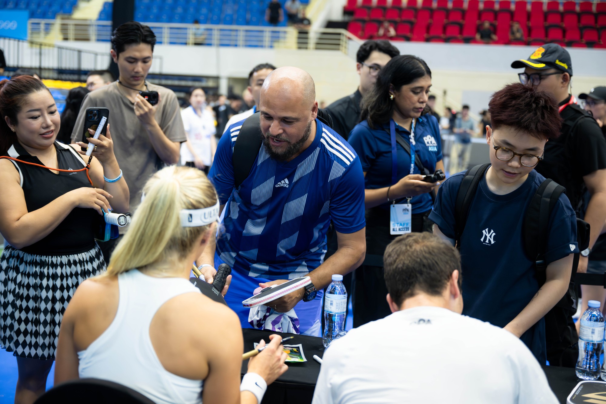 Nữ ho&agrave;ng pickleball Anna Leigh Waters c&ugrave;ng d&agrave;n sao PPA hồ hởi k&iacute; tặng người h&acirc;m mộ Việt Nam- Ảnh 4.