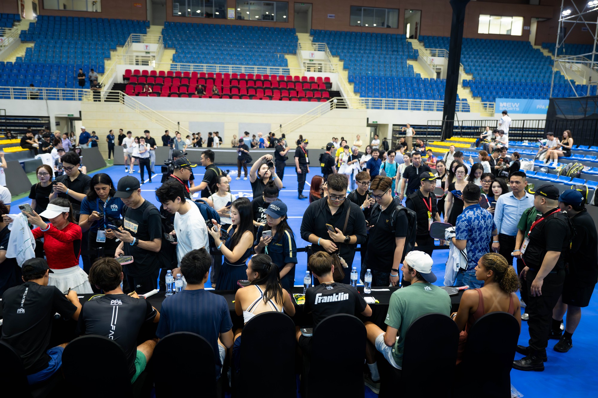 Nữ ho&agrave;ng pickleball Anna Leigh Waters c&ugrave;ng d&agrave;n sao PPA hồ hởi k&iacute; tặng người h&acirc;m mộ Việt Nam- Ảnh 5.