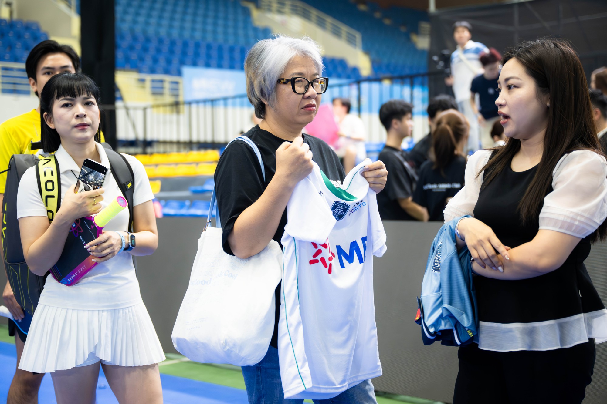 Nữ ho&agrave;ng pickleball Anna Leigh Waters c&ugrave;ng d&agrave;n sao PPA hồ hởi k&iacute; tặng người h&acirc;m mộ Việt Nam- Ảnh 8.