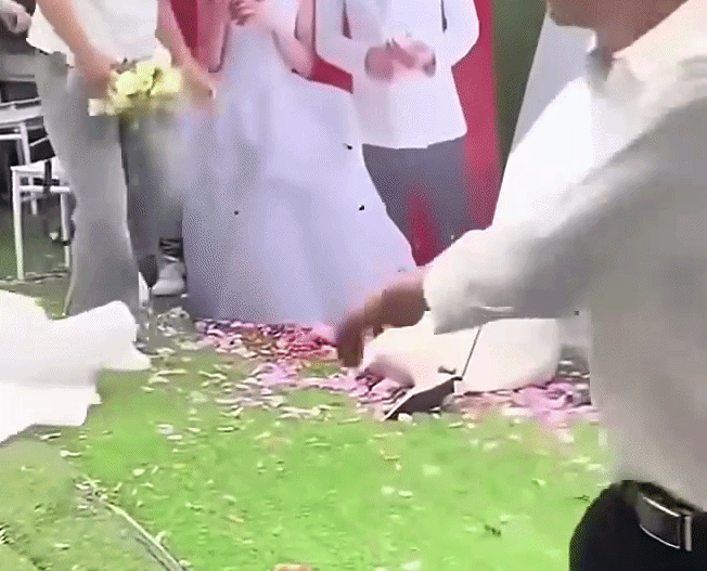 2 thanh ni&ecirc;n x&ocirc; ng&atilde; c&ocirc; g&aacute;i ng&atilde; s&otilde;ng so&agrave;i để tranh bắt hoa cưới: Người trong cuộc l&ecirc;n tiếng- Ảnh 2.