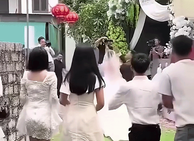 2 thanh ni&ecirc;n x&ocirc; ng&atilde; c&ocirc; g&aacute;i ng&atilde; s&otilde;ng so&agrave;i để tranh bắt hoa cưới: Người trong cuộc l&ecirc;n tiếng- Ảnh 1.