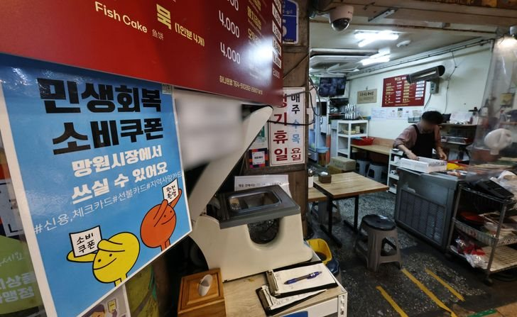 Gi&aacute; xăng dầu tăng cao, gần 36 triệu d&acirc;n ở nước được coi l&agrave; "th&ocirc;ng gia" với Việt Nam sắp nhận hỗ trợ tiền mặt l&ecirc;n đến hơn 10 triệu đồng/người- Ảnh 1.