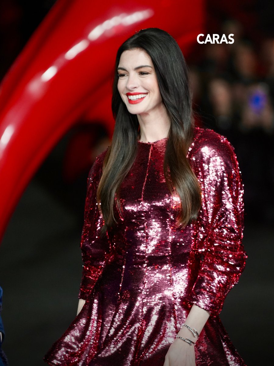 Anne Hathaway đang mặc c&aacute;i g&igrave; vậy?- Ảnh 3.