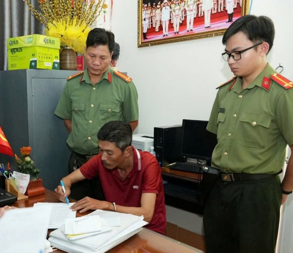 H&agrave;ng loạt người li&ecirc;n tục chuyển khoản tổng cộng 13 tỷ đồng để đ&aacute;o hạn ng&acirc;n h&agrave;ng: C&ocirc;ng an khởi tố 1 người đ&agrave;n &ocirc;ng SN 1985- Ảnh 1.