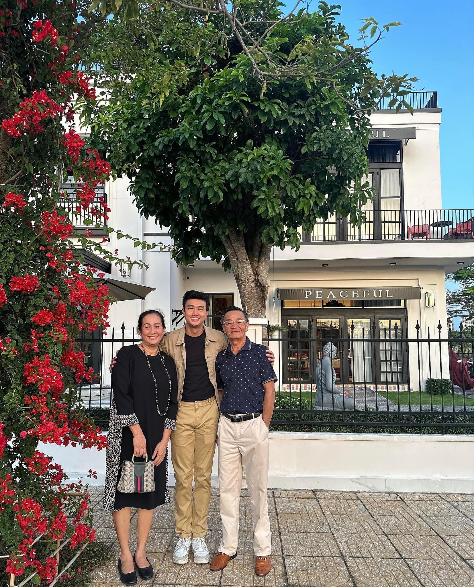 Trai ngh&egrave;o miền T&acirc;y nay l&agrave; ng&ocirc;i sao showbiz: Sở hữu biệt thự 40 tỷ xa hoa, c&ograve;n tậu cả cơ ngơi 25 tỷ tặng bố mẹ- Ảnh 2.