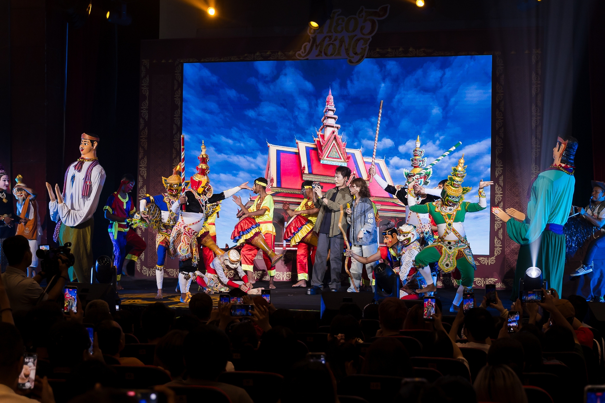 Ai se duy&ecirc;n cho cặp sao Việt n&agrave;y kể cũng t&agrave;i: Nh&agrave; g&aacute;i hơn nh&agrave; trai 14 tuổi, U45 vẫn bốc lửa chết đi được- Ảnh 2.