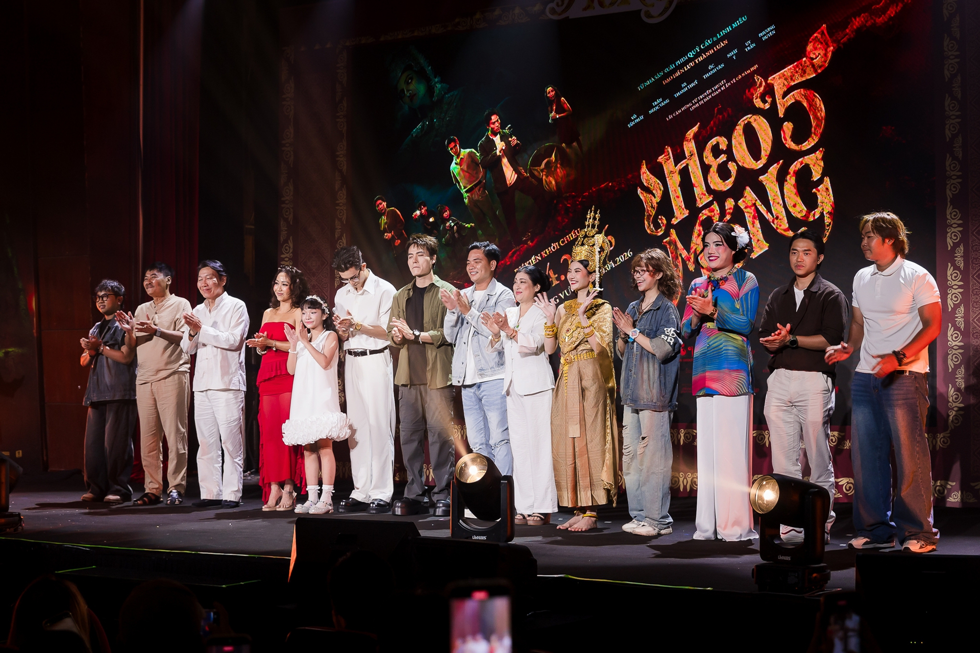 Ai se duy&ecirc;n cho cặp sao Việt n&agrave;y kể cũng t&agrave;i: Nh&agrave; g&aacute;i hơn nh&agrave; trai 14 tuổi, U45 vẫn bốc lửa chết đi được- Ảnh 1.