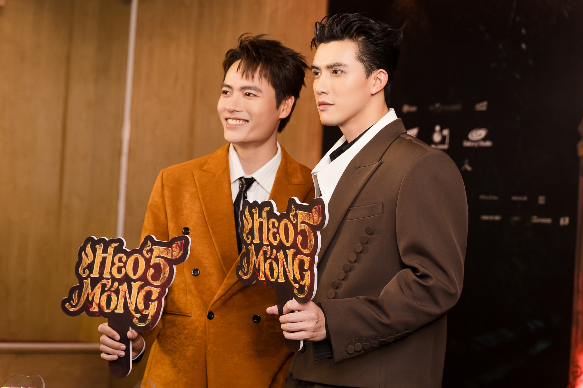 Ai se duy&ecirc;n cho cặp sao Việt n&agrave;y kể cũng t&agrave;i: Nh&agrave; g&aacute;i hơn nh&agrave; trai 14 tuổi, U45 vẫn bốc lửa chết đi được- Ảnh 12.