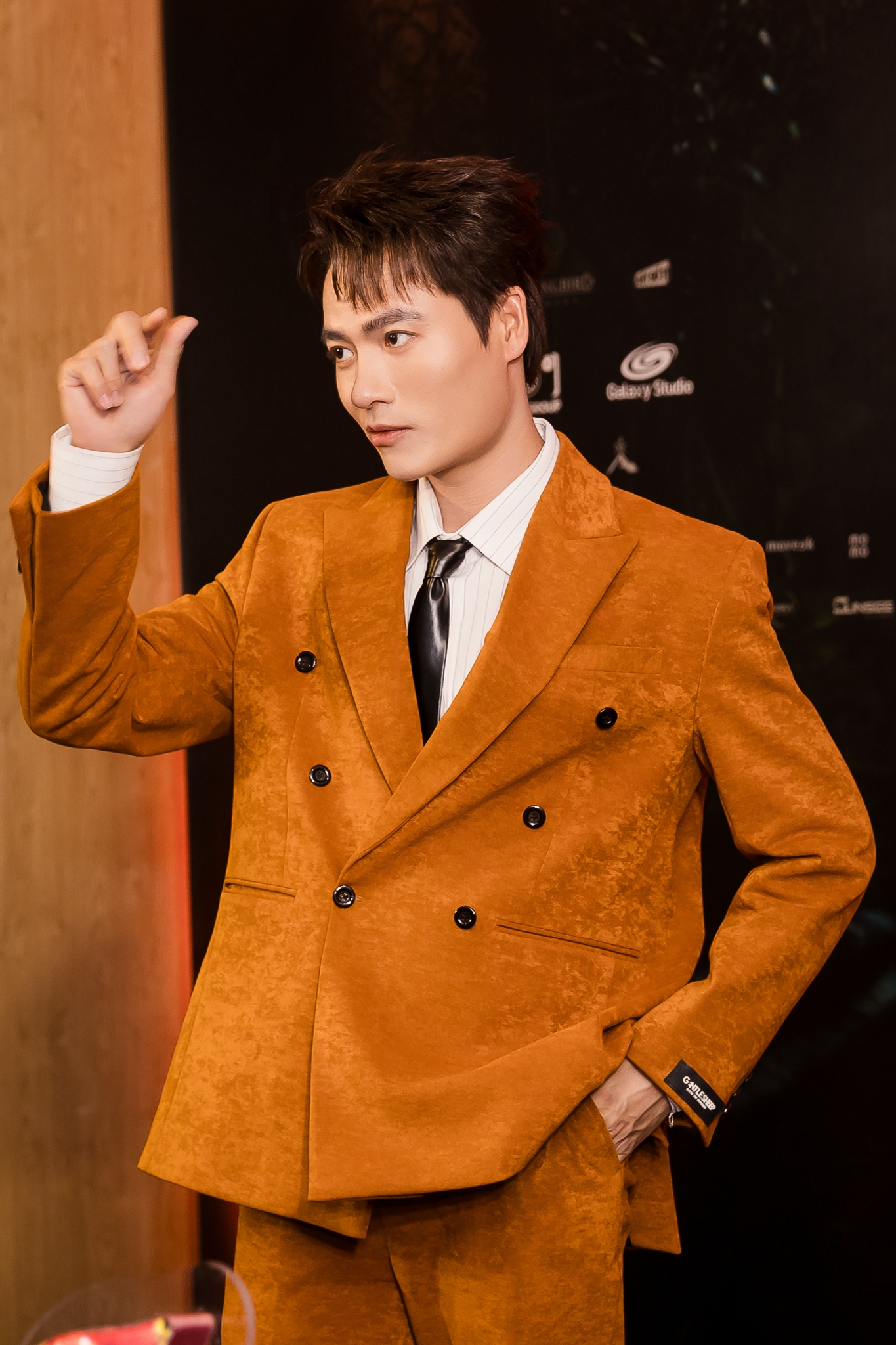 Ai se duy&ecirc;n cho cặp sao Việt n&agrave;y kể cũng t&agrave;i: Nh&agrave; g&aacute;i hơn nh&agrave; trai 14 tuổi, U45 vẫn bốc lửa chết đi được- Ảnh 7.