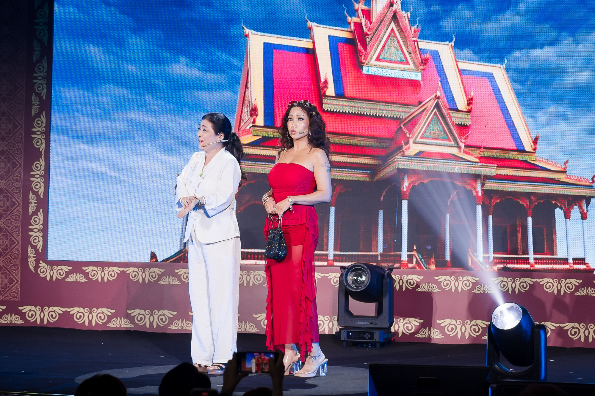 Ai se duy&ecirc;n cho cặp sao Việt n&agrave;y kể cũng t&agrave;i: Nh&agrave; g&aacute;i hơn nh&agrave; trai 14 tuổi, U45 vẫn bốc lửa chết đi được- Ảnh 10.