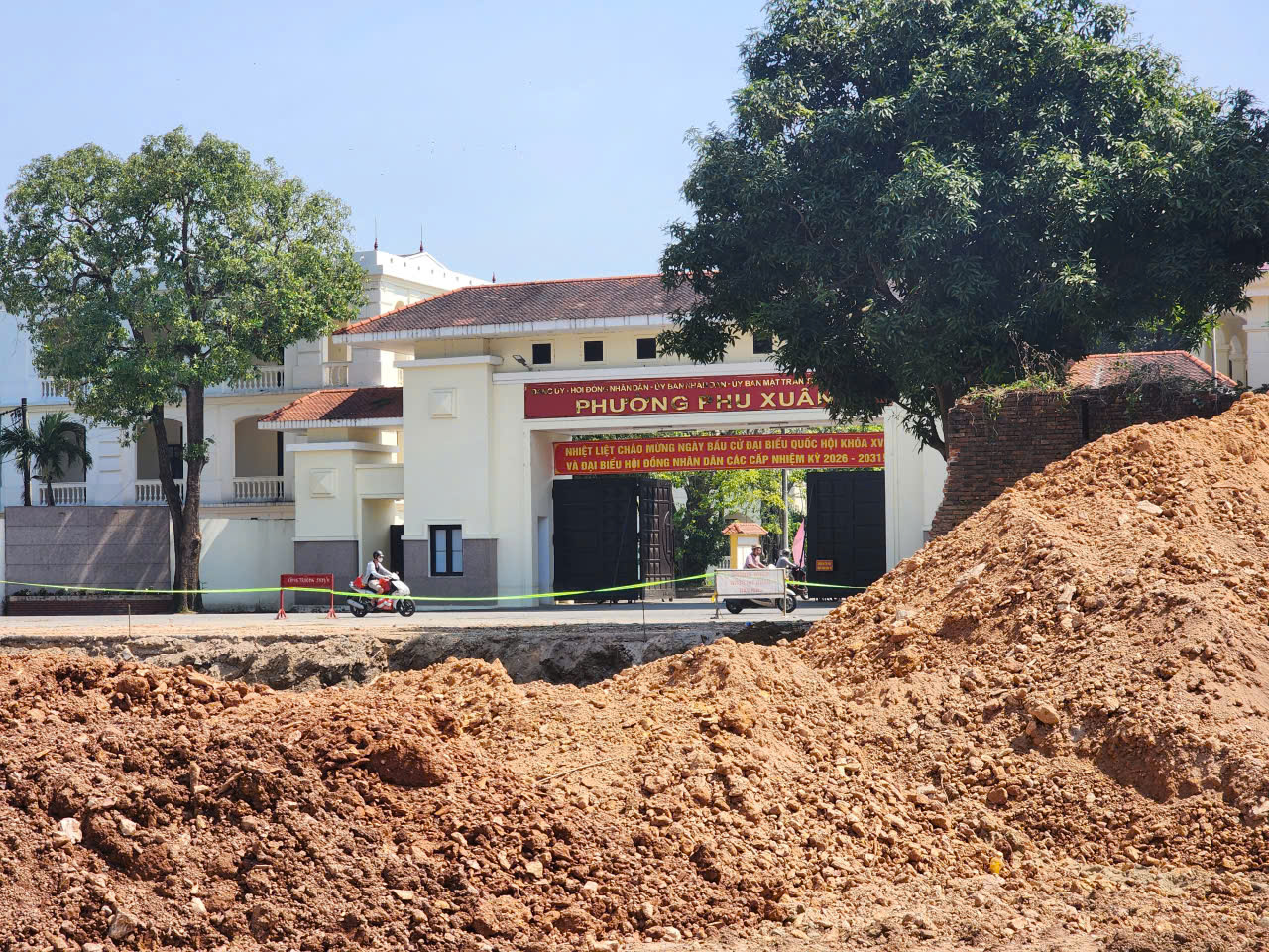 "Bức tường ô nhục" trong Kinh thành Huế được tháo dở, đường thông sau 142 năm- Ảnh 2. "Bức tường ô nhục" trong Kinh thành Huế được tháo dở, đường thông sau 142 năm- Ảnh 2.