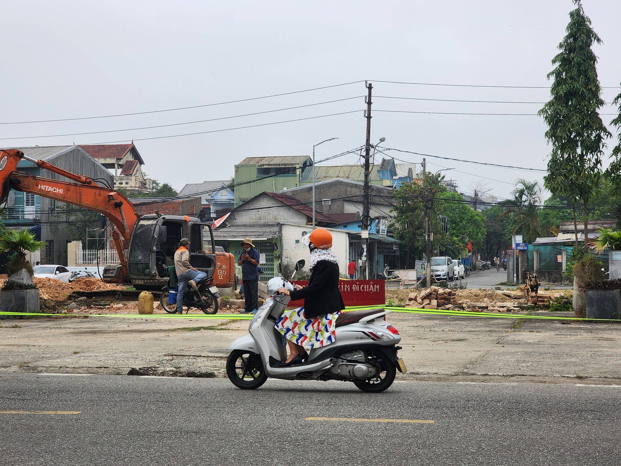 "Bức tường ô nhục" trong Kinh thành Huế được tháo dở, đường thông sau 142 năm- Ảnh 4. "Bức tường ô nhục" trong Kinh thành Huế được tháo dở, đường thông sau 142 năm- Ảnh 4.