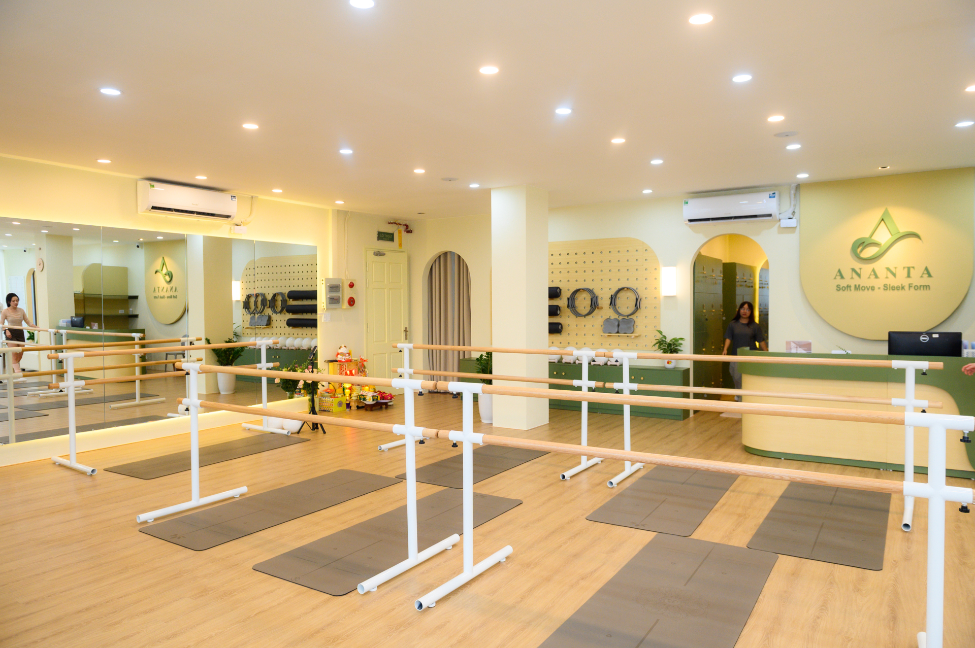 50 ph&uacute;t trong ph&ograve;ng tập barre - m&ocirc;n &ldquo;gọt d&aacute;ng&rdquo; vibe tiểu thư: C&oacute;&nbsp;phải gi&agrave;u mới &ldquo;đu được&rdquo;?- Ảnh 1.