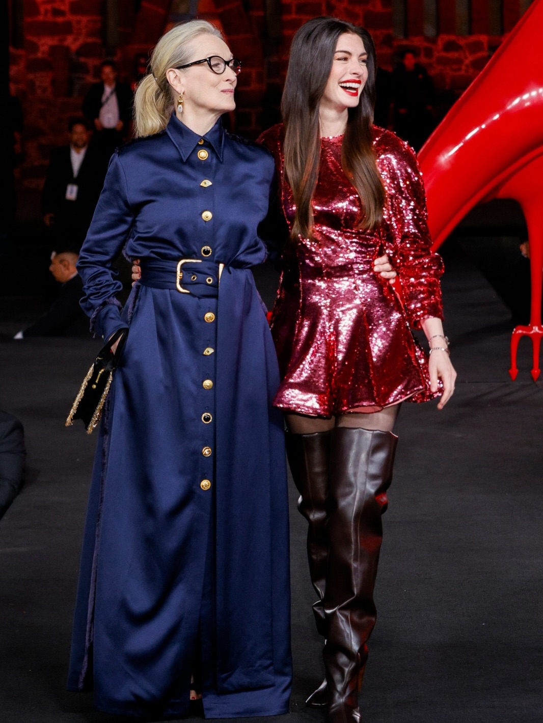 Đ&ocirc;i boots k&eacute;o Anne Hathaway xuống đ&aacute;y visual- Ảnh 2.