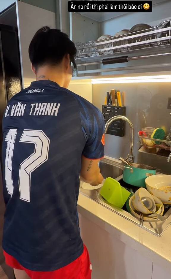 Văn Thanh chi bạo cho bạn g&aacute;i "tr&acirc;m anh thế phiệt" l&agrave;m đẹp, mua đồ đ&ocirc;i, c&ograve;n tự gi&aacute;c "đứng bếp" rửa b&aacute;t cực ngoan!- Ảnh 2.