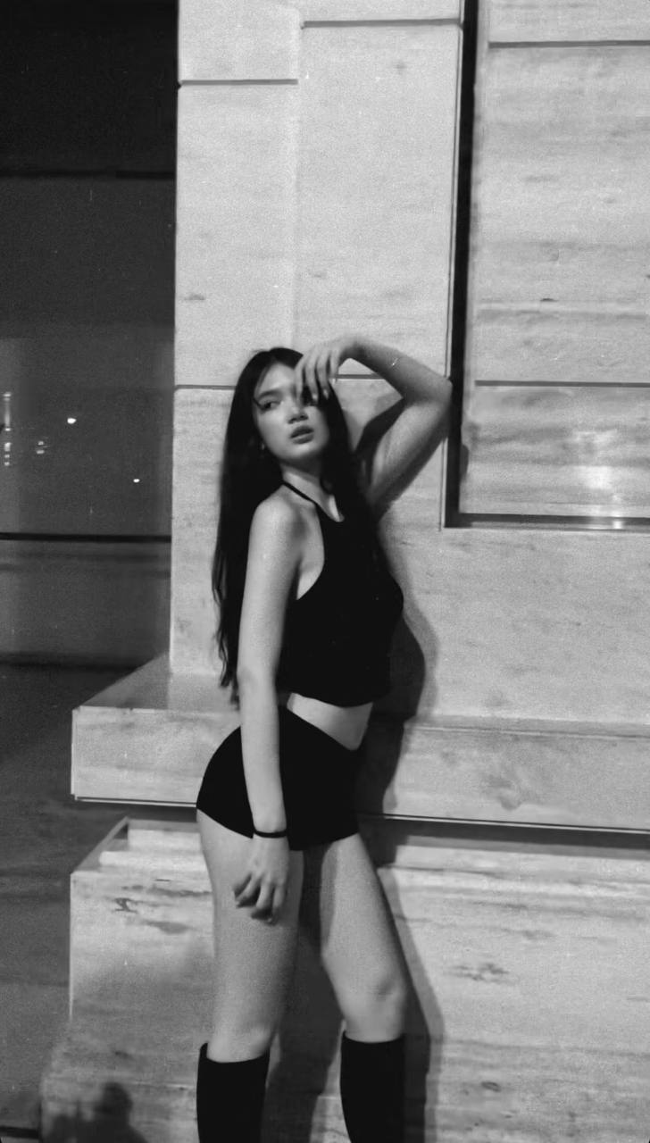 Em gái Lâm Tây khoe nhan sắc mỹ nhân tuổi 19: Chiều cao gần 1m80, chân dài cực phẩm, lên đồ sexy táo bạo gây sốt MXH- Ảnh 4. Em gái Lâm Tây khoe nhan sắc mỹ nhân tuổi 19: Chiều cao gần 1m80, chân dài cực phẩm, lên đồ sexy táo bạo gây sốt MXH- Ảnh 4.