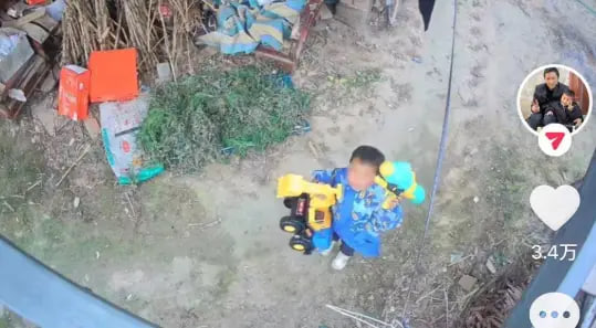 Cậu b&eacute; 4 tuổi ở qu&ecirc; gọi bố qua camera xin mua đồ chơi: Dễ thương đến mức cư d&acirc;n mạng li&ecirc;n tục xin địa chỉ để gửi qu&agrave;- Ảnh 2.