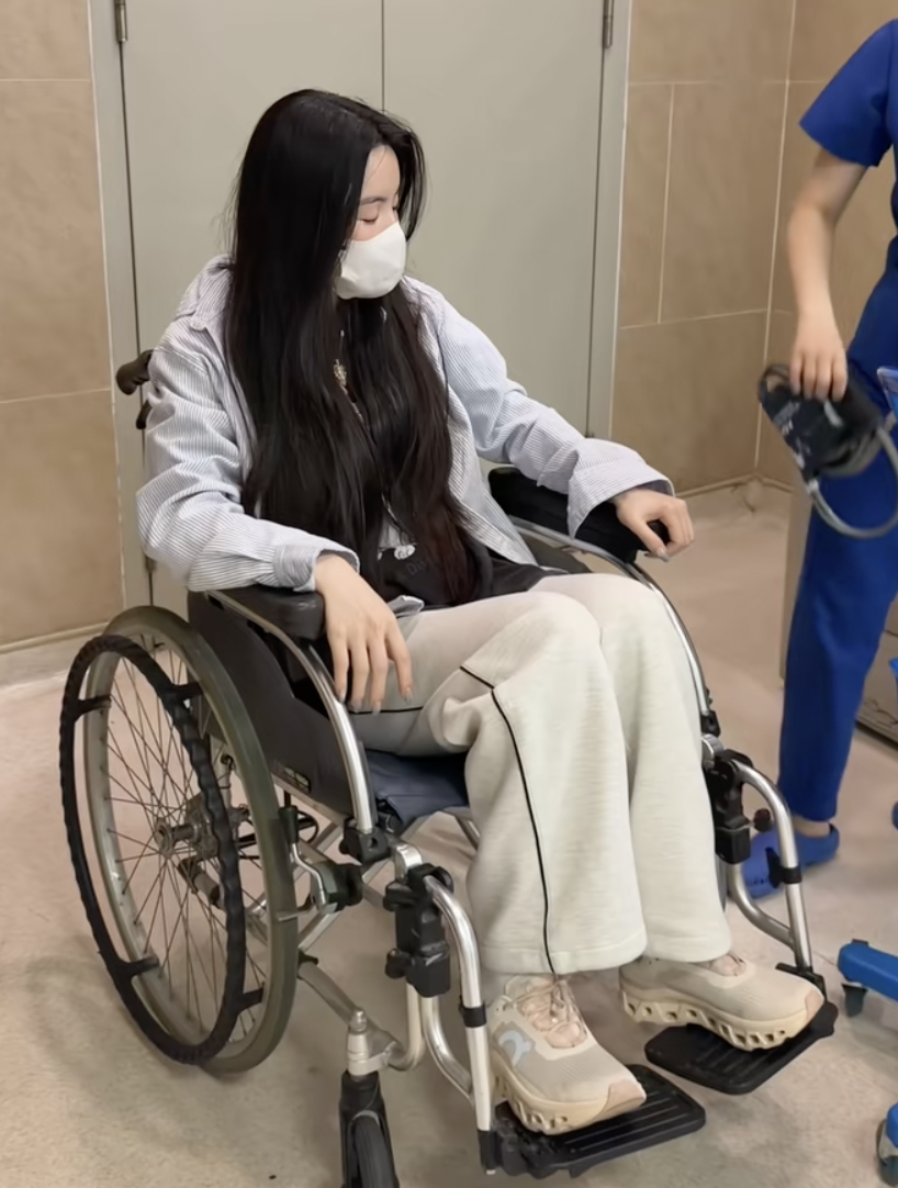 Chu Thanh Huyền "đầu bù tóc rối", nôn ói liên tục trên máy bay, vừa hạ cánh đã vào thẳng bệnh viện, chuyện gì đây?- Ảnh 3. Chu Thanh Huyền "đầu bù tóc rối", nôn ói liên tục trên máy bay, vừa hạ cánh đã vào thẳng bệnh viện, chuyện gì đây?- Ảnh 3.