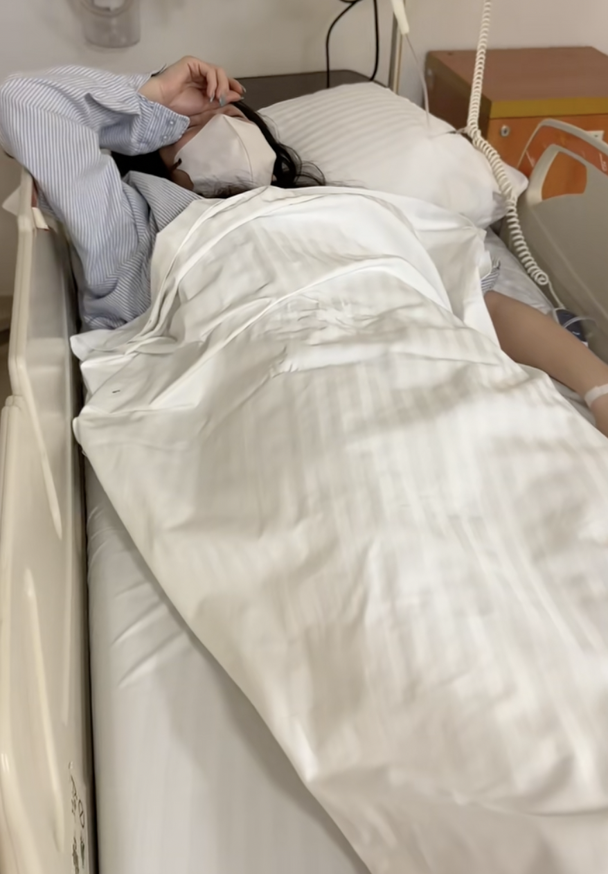 Chu Thanh Huyền "đầu bù tóc rối", nôn ói liên tục trên máy bay, vừa hạ cánh đã vào thẳng bệnh viện, chuyện gì đây?- Ảnh 4. Chu Thanh Huyền "đầu bù tóc rối", nôn ói liên tục trên máy bay, vừa hạ cánh đã vào thẳng bệnh viện, chuyện gì đây?- Ảnh 4.