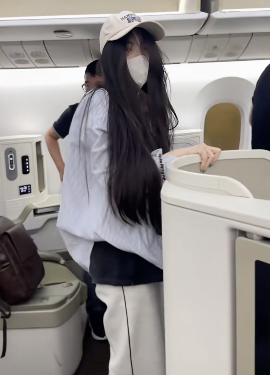 Chu Thanh Huyền "đầu bù tóc rối", nôn ói liên tục trên máy bay, vừa hạ cánh đã vào thẳng bệnh viện, chuyện gì đây?- Ảnh 2. Chu Thanh Huyền "đầu bù tóc rối", nôn ói liên tục trên máy bay, vừa hạ cánh đã vào thẳng bệnh viện, chuyện gì đây?- Ảnh 2.