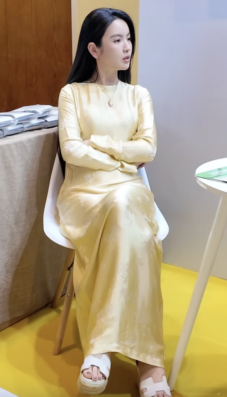 Chu Thanh Huyền "đầu bù tóc rối", nôn ói liên tục trên máy bay, vừa hạ cánh đã vào thẳng bệnh viện, chuyện gì đây?- Ảnh 1. Chu Thanh Huyền "đầu bù tóc rối", nôn ói liên tục trên máy bay, vừa hạ cánh đã vào thẳng bệnh viện, chuyện gì đây?- Ảnh 1.