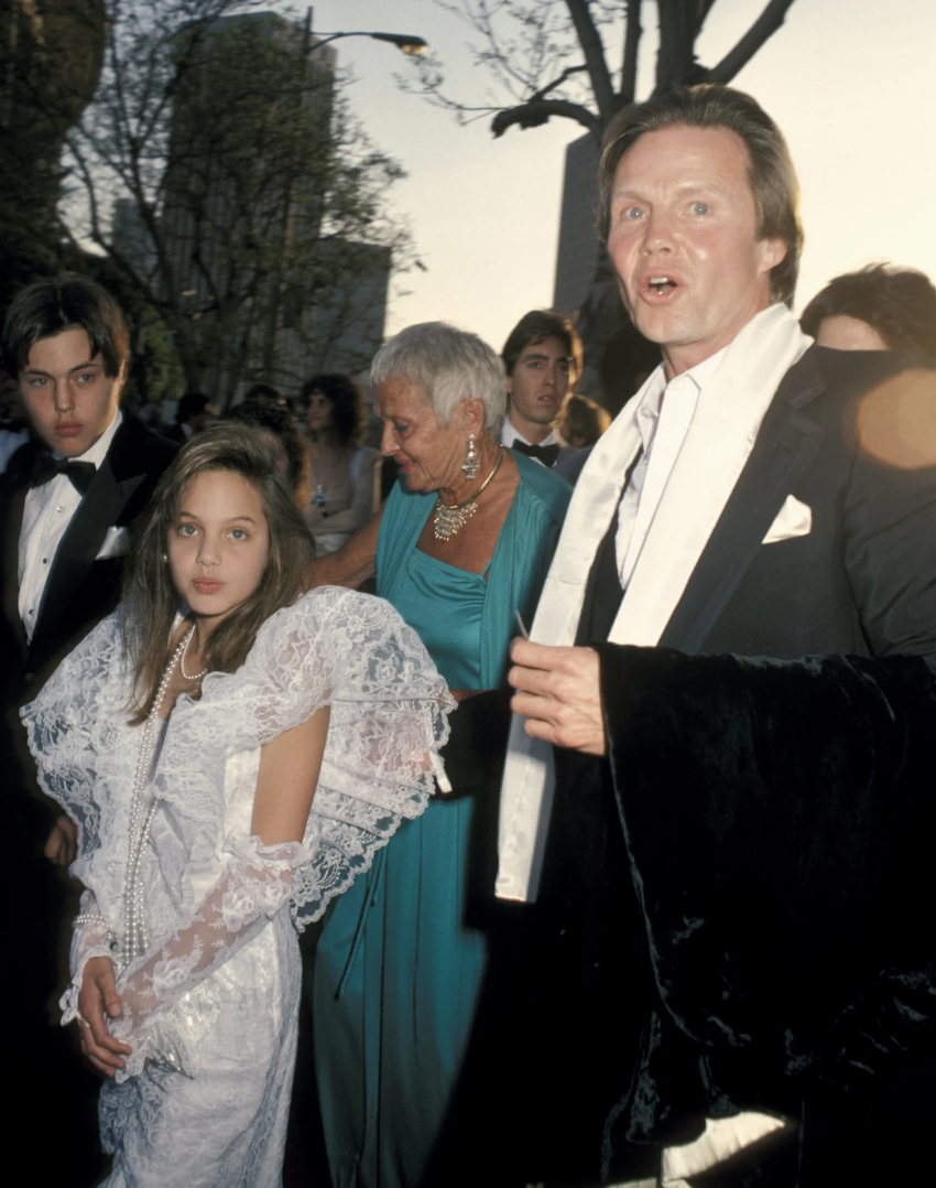 Angelina Jolie: Từ t&oacute;c t&eacute;m nổi loạn thời trẻ tới nhan sắc giờ kh&ocirc;ng ai nhận ra, ẩn sau đ&oacute; l&agrave; cả 1 h&agrave;nh tr&igrave;nh nhiều th&ocirc;ng điệp- Ảnh 1.