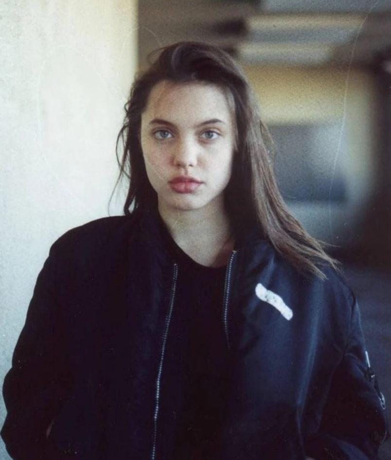 Angelina Jolie: Từ t&oacute;c t&eacute;m nổi loạn thời trẻ tới nhan sắc giờ kh&ocirc;ng ai nhận ra, ẩn sau đ&oacute; l&agrave; cả 1 h&agrave;nh tr&igrave;nh nhiều th&ocirc;ng điệp- Ảnh 3.