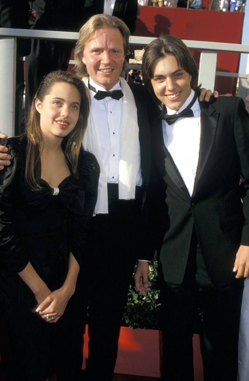 Angelina Jolie: Từ t&oacute;c t&eacute;m nổi loạn thời trẻ tới nhan sắc giờ kh&ocirc;ng ai nhận ra, ẩn sau đ&oacute; l&agrave; cả 1 h&agrave;nh tr&igrave;nh nhiều th&ocirc;ng điệp- Ảnh 2.